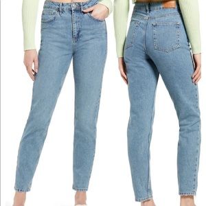 BDG Girlfriend High-Rise Cropped light wash jeans, size 25